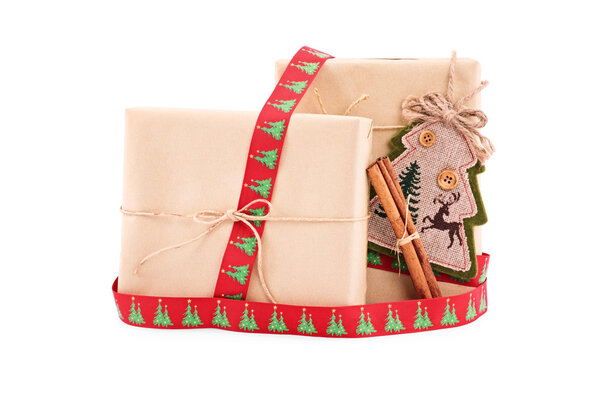 Симпатичные подарки на белом фоне
