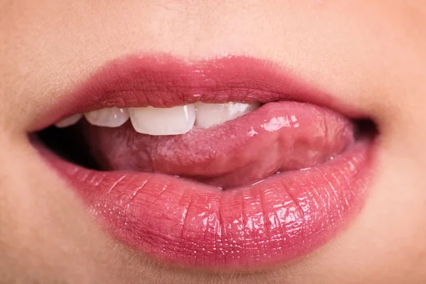 Primer plano de una boca femenina — Foto de Stock