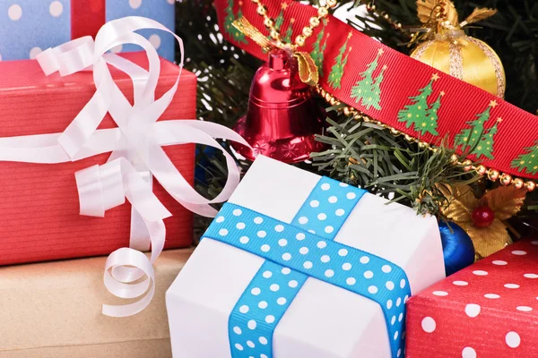 Primer plano de regalos de Navidad y adornos — Foto de Stock