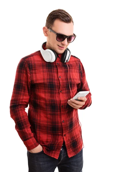 Lässig gekleideter junger Mann schaut aufs Handy — Stockfoto
