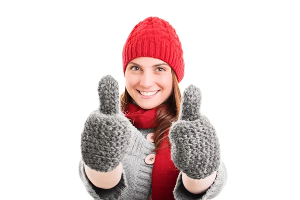 Menina jovem em roupas de inverno dando um polegar para cima — Fotografia de Stock