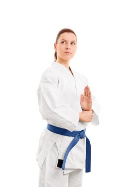 Güzel genç kız bir kimono bir duruş içinde