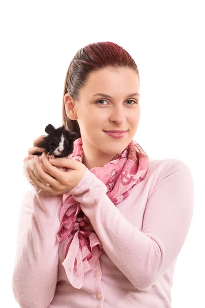 Porträt eines jungen Mädchens mit ihrem Meerschweinchen — Stockfoto