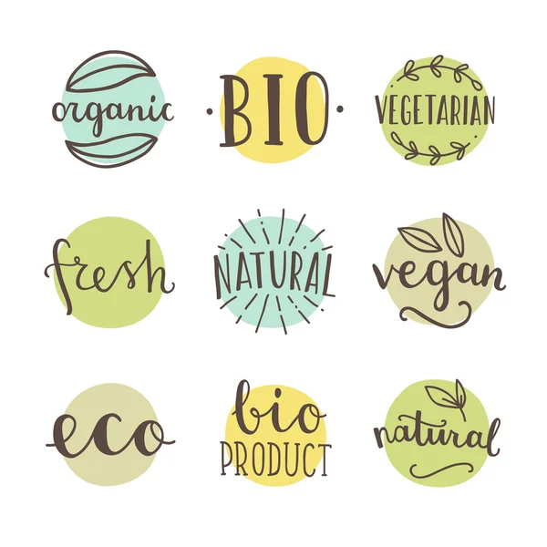 Bio, orgánico, natural. Set de insignias vectoriales dibujadas a mano . — Vector de stock