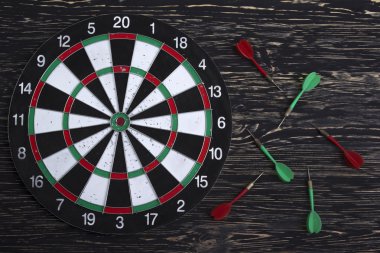 Ahşap arka plan üzerinde izole Dart