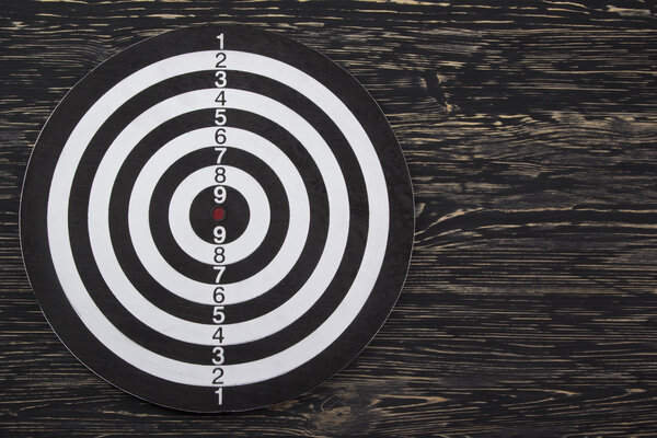 Цель изолирована на деревянном фоне
