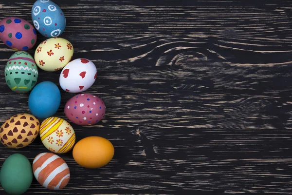 Huevos de Pascua sobre fondo de madera. Fotos De Stock Sin Royalties Gratis
