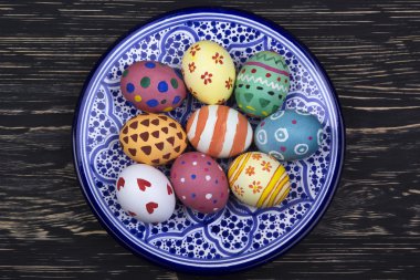 Paskalya yumurtaları ile plaka