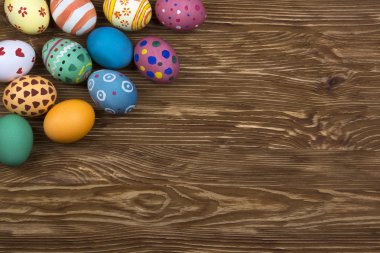 Ahşap arka planda paskalya yumurtaları.