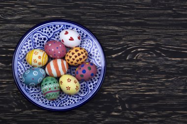 Paskalya yumurtaları ile plaka