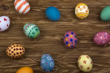 Ahşap arka planda paskalya yumurtaları.