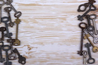 Ahşap arkaplanda eski anahtarlar
