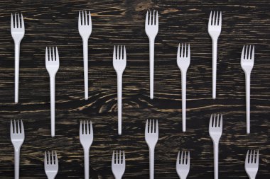 ahşap arka plan üzerinde plastik çatal