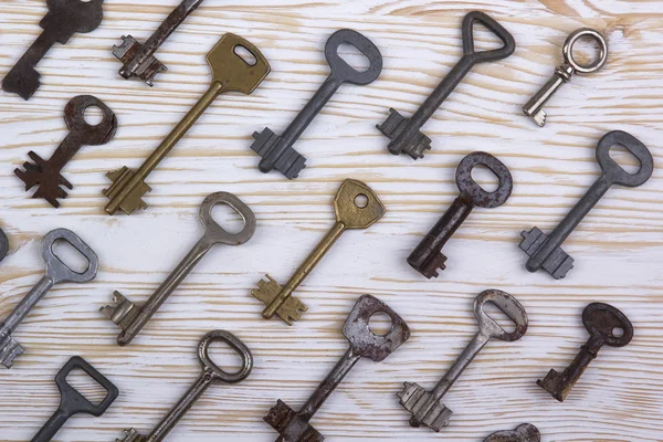 Alte Schlüssel auf Holzgrund — Stockfoto