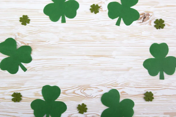 Fabric green clover leaves on wooden background. — Stock Photo, Image