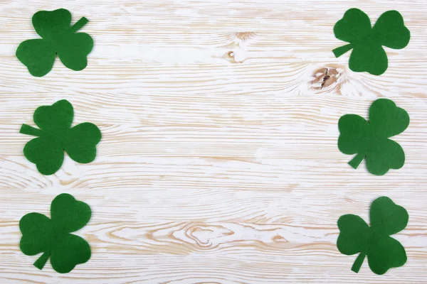 Fabric green clover leaves on wooden background. — Stock Photo, Image