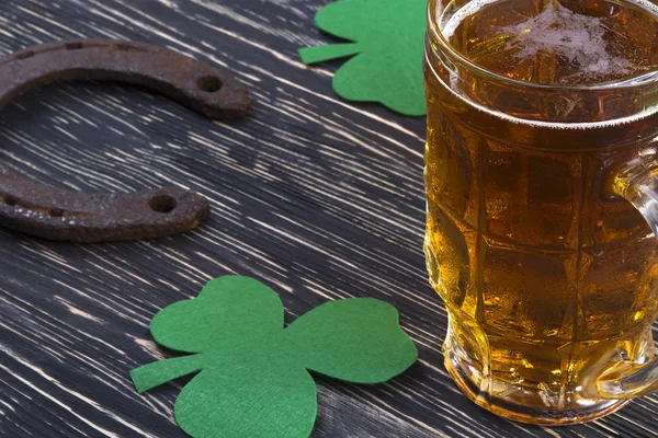 Shamrock clover, horseshoe, beer -symbol of St Patricks Day — Stock Photo, Image