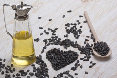 Tohum ve yağ Ayçiçek kalp şeklinde