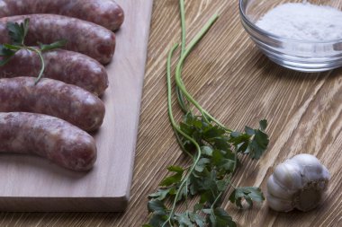 Çiğ sosis, tuz ve sarımsak ahşap tablo