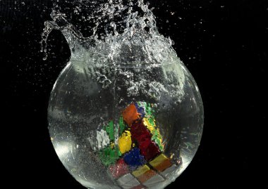 Bir akvaryum düşen Rubiks küp