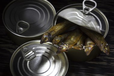 Tinned capelin balık ahşap arka plan üzerinde Close-Up