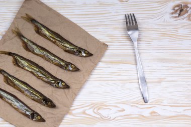 Capelin vintage ahşap arka plan, üstten görünüm üzerinde füme