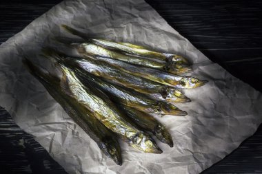 Capelin vintage ahşap arka plan, üstten görünüm üzerinde füme