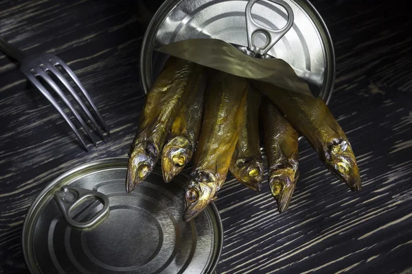 나무 배경 Tinned capelin 물고기의 클로즈업 — 스톡 사진