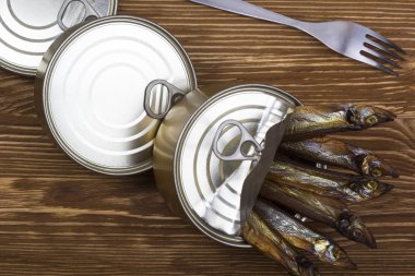 Tinned capelin balık ahşap arka plan üzerinde Close-Up