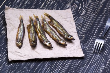 Capelin vintage ahşap arka plan, üstten görünüm üzerinde füme