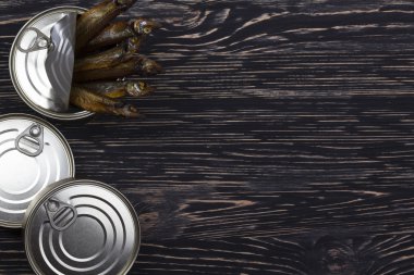 Tinned capelin balık ahşap arka plan üzerinde Close-Up