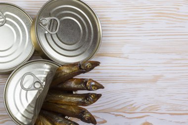 Tinned capelin balık ahşap arka plan üzerinde Close-Up
