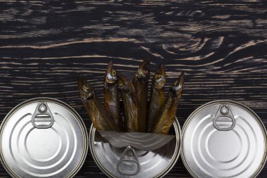 Tinned capelin balık ahşap arka plan üzerinde Close-Up