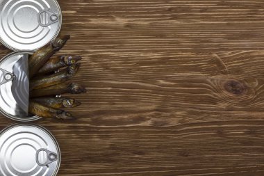 Tinned capelin balık ahşap arka plan üzerinde Close-Up