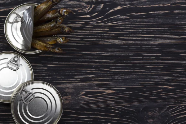 Tinned capelin balık ahşap arka plan üzerinde Close-Up