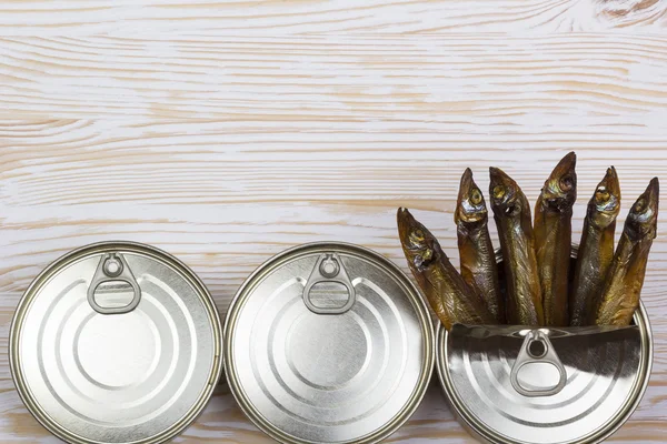 Tinned capelin balık ahşap arka plan üzerinde Close-Up