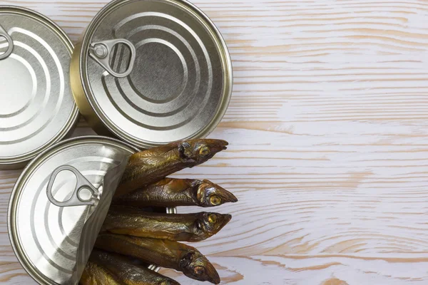 Tinned capelin balık ahşap arka plan üzerinde Close-Up