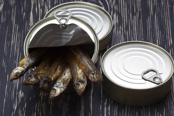 Tinned capelin balık ahşap arka plan üzerinde Close-Up