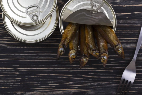 Detail Tinned huňáčka ryb na dřevěné pozadí — Stock fotografie