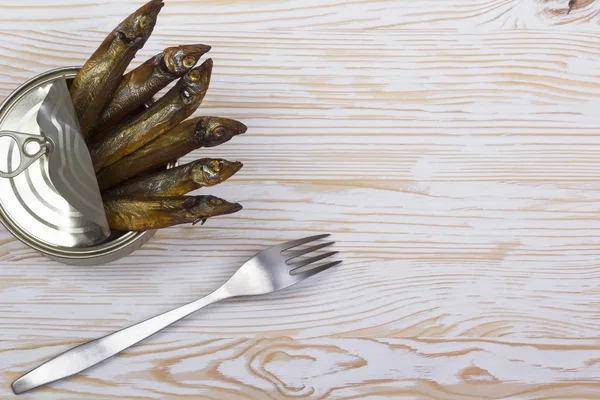 Tinned capelin balık ahşap arka plan üzerinde Close-Up