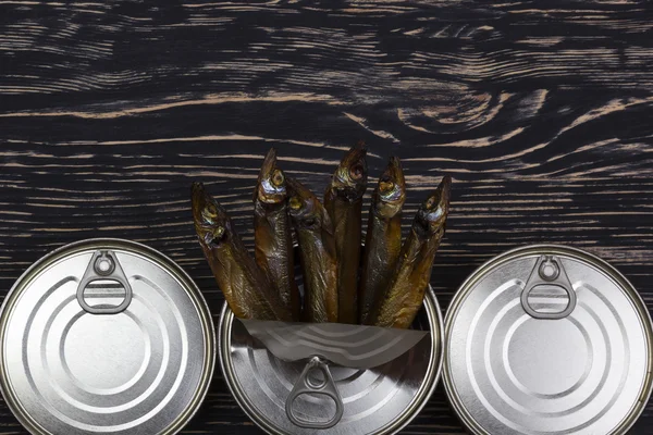 Tinned capelin balık ahşap arka plan üzerinde Close-Up