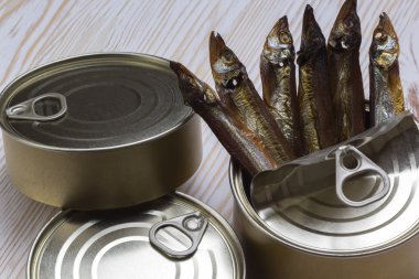 Tinned capelin balık ahşap arka plan üzerinde Close-Up