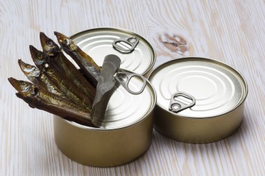 Tinned capelin balık ahşap arka plan üzerinde Close-Up