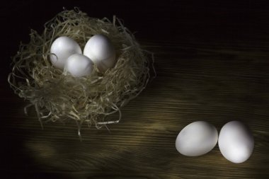 Üç yumurta yuva koyu arka plan üzerinde