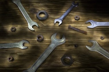 Ahşap masa üzerinde eski paslı metal somun anahtarları