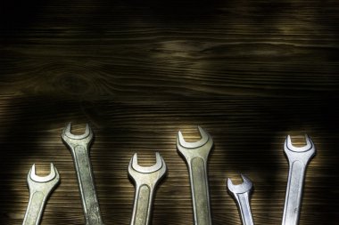 Ahşap masa üzerinde eski paslı metal somun anahtarları