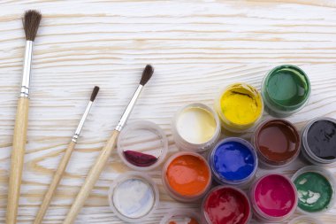 Guaj boyalar ve fırçalar ahşap artalan üzerinde