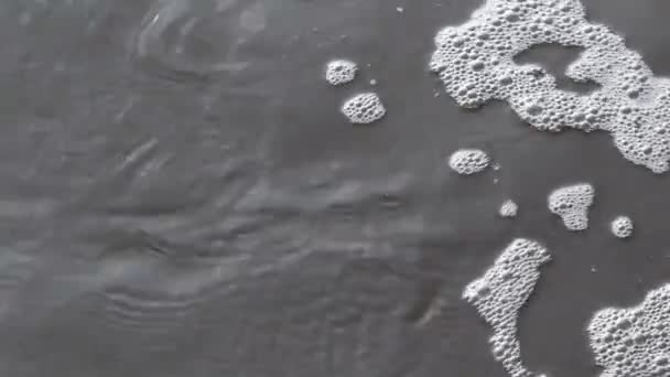 Пузырьки на воде — стоковое видео