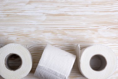 Tuvalet kağıdı ahşap tahta üzerinde