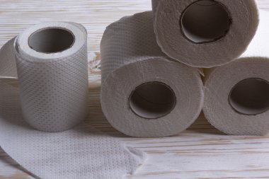 Tuvalet kağıdı ahşap tahta üzerinde